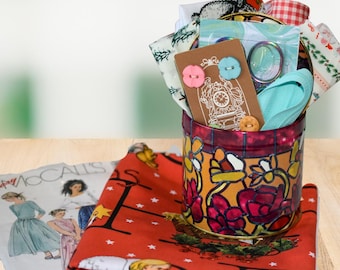 Scatola da cucito floreale vintage con nuovi articoli, bottoni, tessuto Scrao, un metro di tessuto natalizio e modello vintage, regalo per sarta (4)