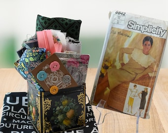 Kit da cucito vintage floreale in latta / Modello Simplicity 6842, forbici, ritagli di tessuto e regalo di articoli + un metro di tessuto Riley Blake Designs (6)