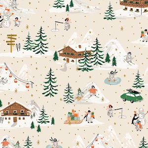 Może przedstawiać: Kapryśny wzór o tematyce zimowej przedstawiający pingwiny jeżdżące na nartach, snowboardzie i budujące bałwany. Projekt obejmuje ośnieżone góry, wiecznie zielone drzewa i drewniane domki, wszystko na kremowym tle ze złotymi akcentami.