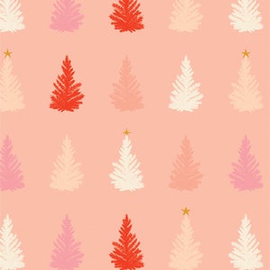 Può includere: Uno schema senza cuciture con alberi di Natale rosa, bianchi e rossi su uno sfondo rosa chiaro. Alcuni degli alberi hanno una stella dorata in cima.