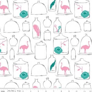 Op de afbeelding: Witte stof met een herhalend patroon van glazen potten, stolpen en flessen. De potten bevatten roze flamingo's, turquoise nesten en veren. Sommige potten hebben takken en een sleutel. Het ontwerp bevat een liniaal met inch-metingen.
