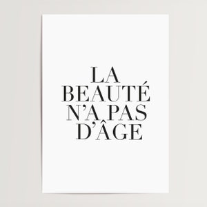 Puede incluir: Impresi&oacute;n tipogr&aacute;fica en blanco y negro con la frase francesa "La beaut&eacute; n'a pas d'&acirc;ge", que se traduce como "La belleza no tiene edad".