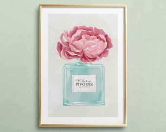 Puede incluir: Una ilustración de acuarela de un frasco de perfume con una flor de peonía rosa en la parte superior. El frasco es de color azul claro y tiene el texto "Flora Pivoine Eau de Parfum" en la etiqueta.