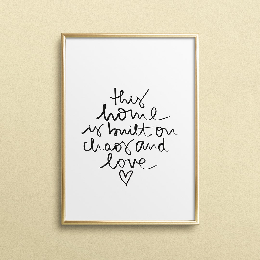 Sprüche Poster 'This Home Is Built On Chaos And Love' – Stylische Schwarz-Weiß Wanddeko Auf Premium-Papier | DIN A4 Oder A3