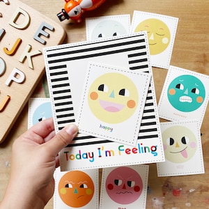 Puede incluir: Un conjunto de tarjetas de emociones coloridas con diferentes expresiones faciales. Las tarjetas presentan una variedad de emociones, incluyendo feliz, nervioso, tonto, frustrado y enojado. Las tarjetas están diseñadas para ayudar a los niños a aprender y expresar sus emociones. El texto en las tarjetas dice "Hoy me siento".