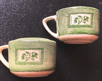 Colonial Homestead by Royal Similar to Royals the Old Curiosity Shop Salt and Pepper   GBIN