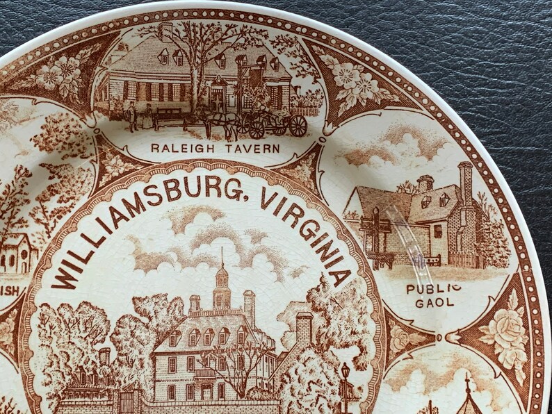 Williamsburg Commemorative Plate Virginia Pink and White Famous Sights to see FREE Plate Hanger Upon Request \u2013 just ask for it!