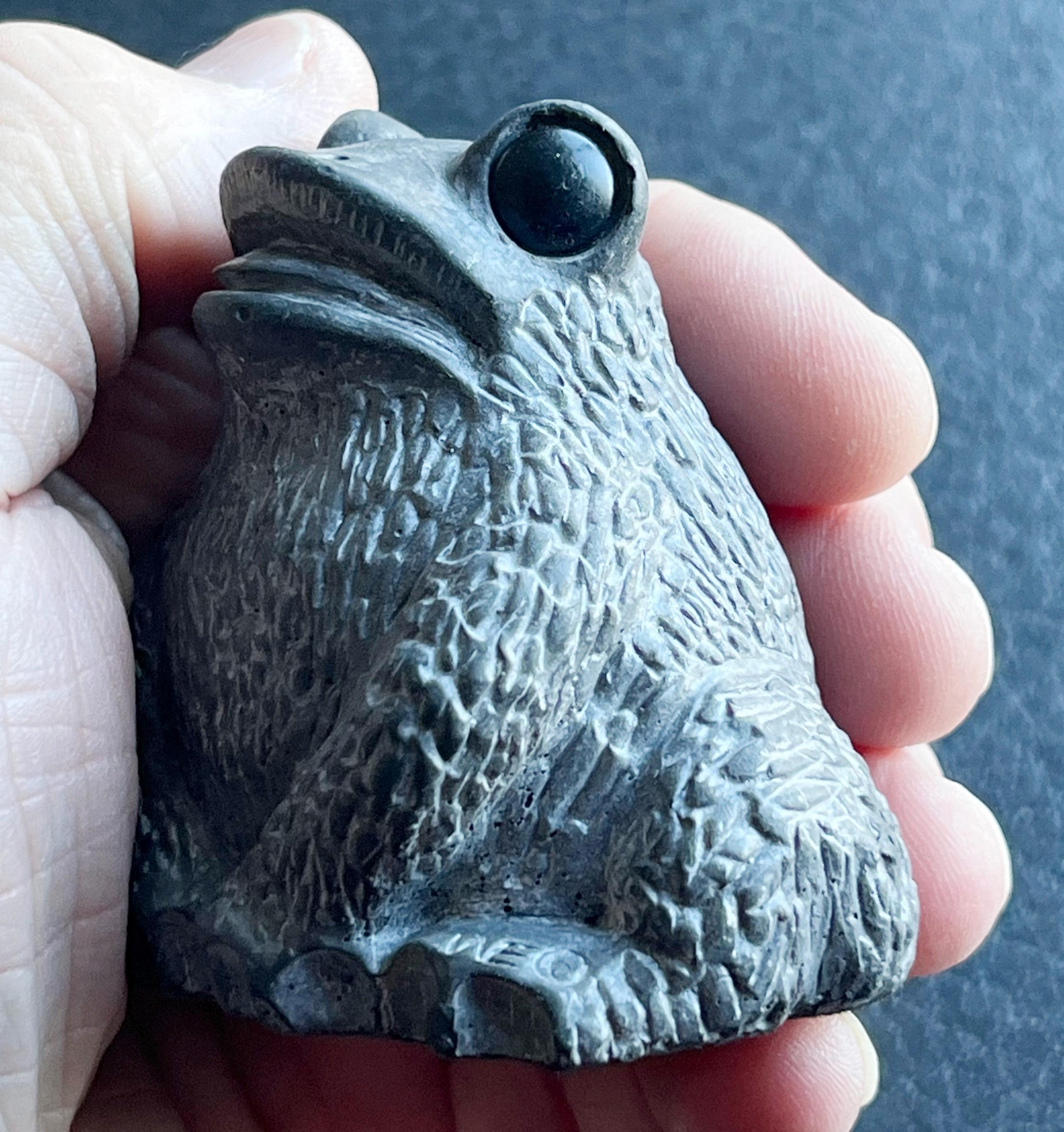 1993 Signed Soapstone 幾何学彫刻 天然石オブジェ 置物 The Wolf Sculptures Original Frog Carved in Canada Black Gray