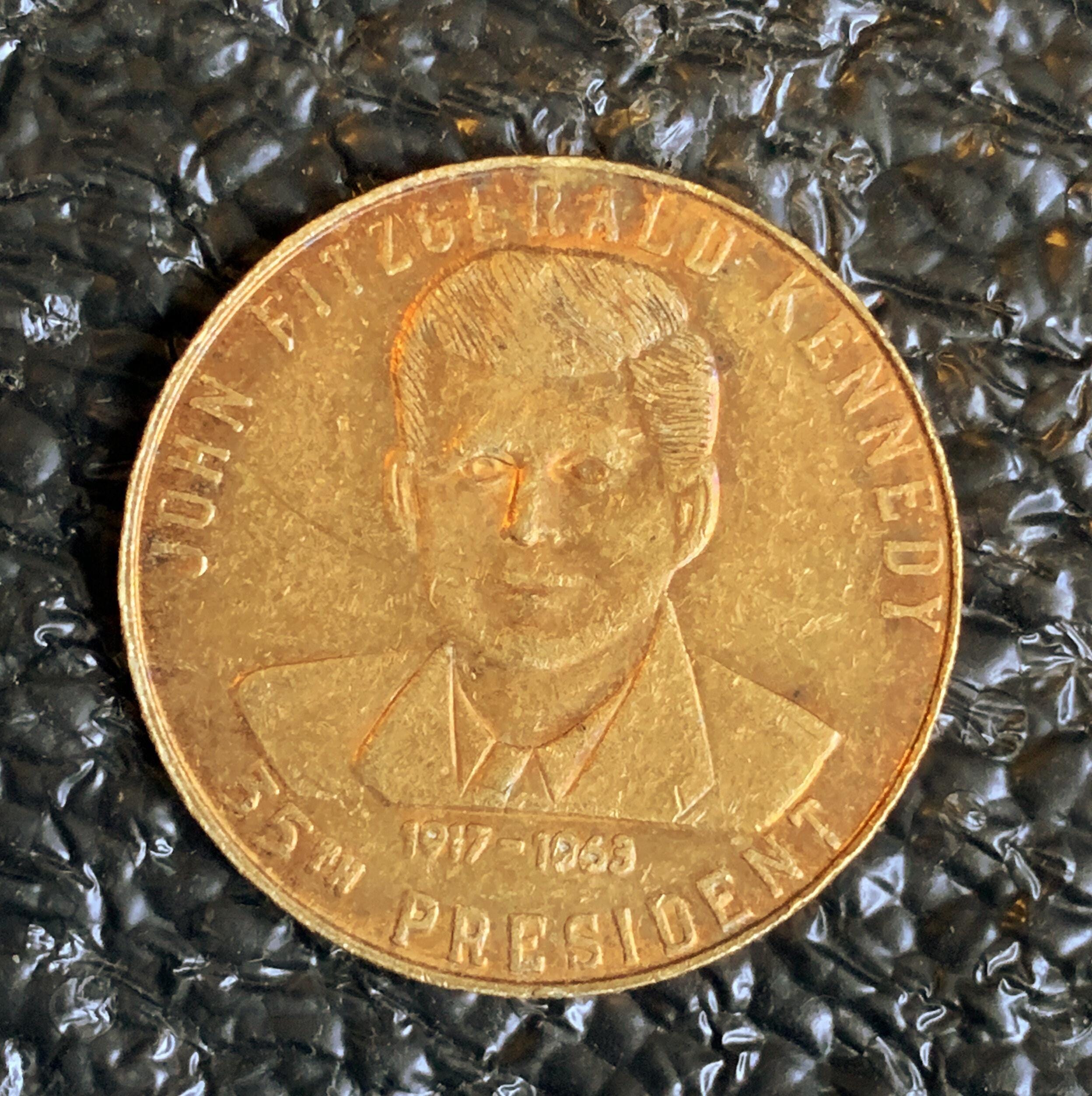 PRESIDENT 2007年9.3号 お金の常識 John F Kennedy 35th President - Gold Tone Metal –A Little Larger