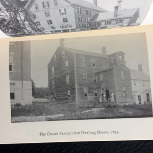 K&ouml;nnte beinhalten: Schwarz-Wei&szlig;-Fotografie eines historischen Geb&auml;udes, vermutlich eines Wohnhauses, mit zahlreichen Fenstern und einem Schornstein. Das Bild enth&auml;lt den Text "The Church Family's first Dwelling House, 1795."