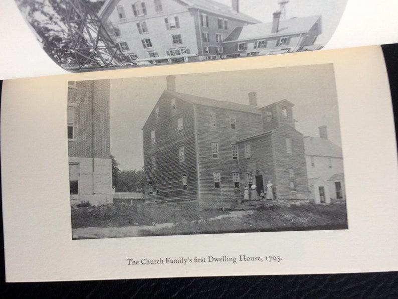 K&ouml;nnte beinhalten: Schwarz-Wei&szlig;-Fotografie eines historischen Geb&auml;udes, vermutlich eines Wohnhauses, mit zahlreichen Fenstern und einem Schornstein. Das Bild enth&auml;lt den Text "The Church Family's first Dwelling House, 1795."