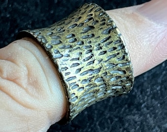 Kiam Family Thick Textured Brass Finish Ring Size 6-6.5  H630