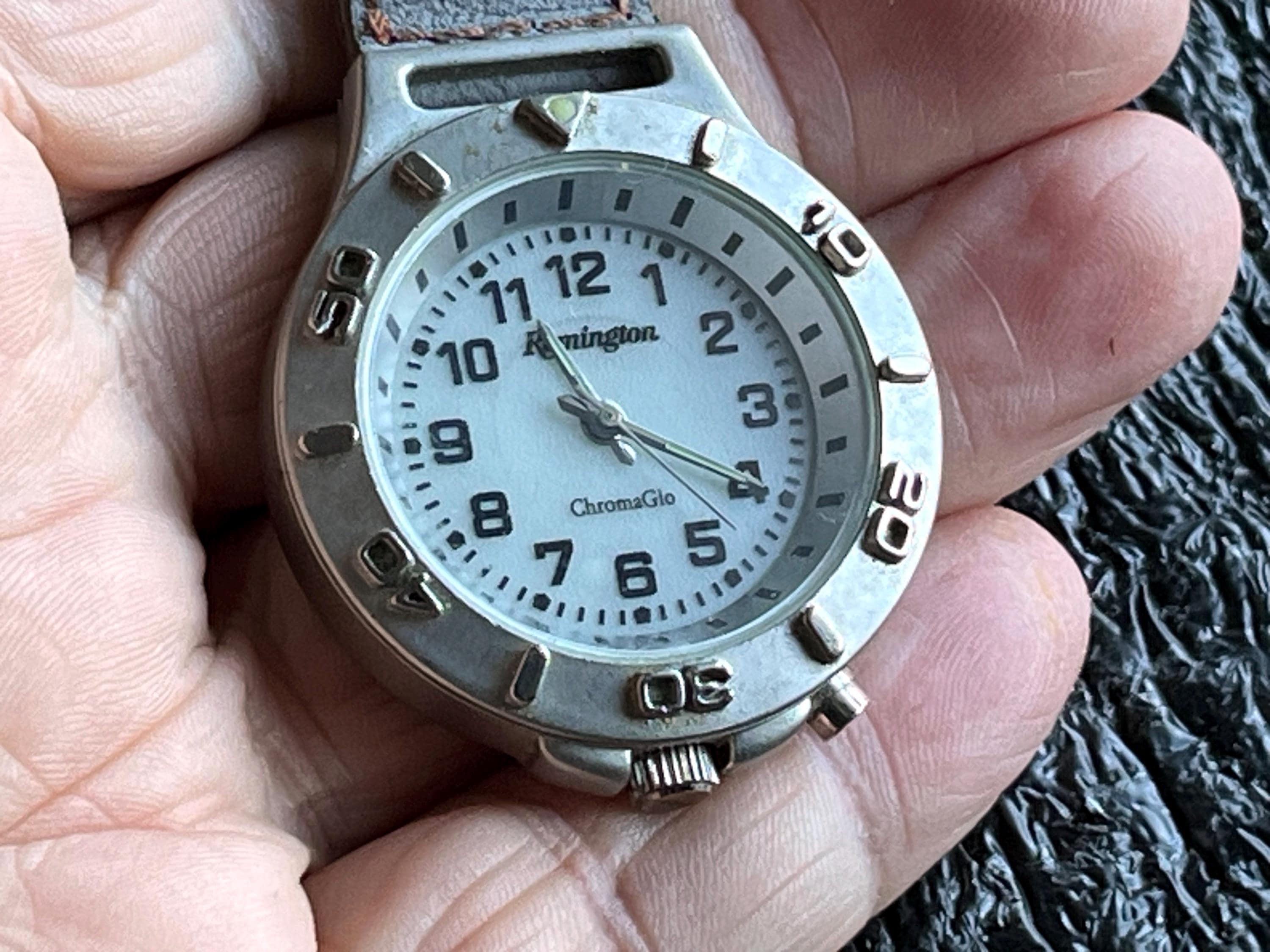 レミントン　掛時計　REMINGTON Remington Watch Chromaglo Silver Tone Compass Quartz Keychain Clip
