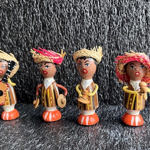 Vintage Folk Art Miniature Wood Peg Dolls Tropical Musicians Straw Hats Four Amigos     B16