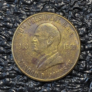 Lyndon B Johnson 36th President Gold Tone Metal Coin – Political History on Reverse One of Several Varieties  CT772 110R