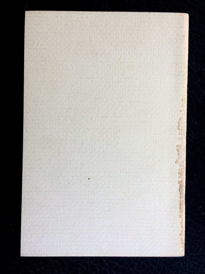 K&ouml;nnte beinhalten: Ein rechteckiges St&uuml;ck cremefarbenes Papier mit strukturierter Oberfl&auml;che. Der rechte Rand weist leichte Verf&auml;rbungen auf. Das Papier liegt vor einem dunklen Hintergrund.