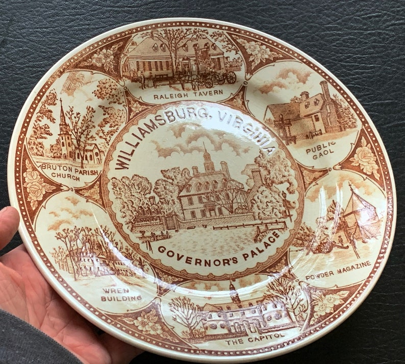 Williamsburg Commemorative Plate Virginia Pink and White Famous Sights to see FREE Plate Hanger Upon Request \u2013 just ask for it!