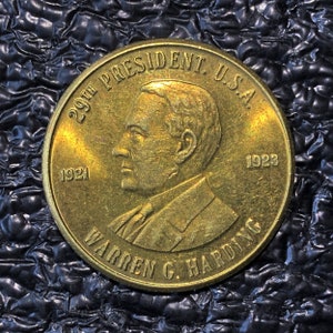 Warren G Harding 29th President Gold Tone Metal Coin – Political History on Reverse One of Several Varieties  CT770 110R