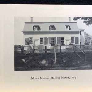K&ouml;nnte beinhalten: Schwarz-Wei&szlig;-Fotografie des Moses Johnson Meeting House, erbaut 1794. Das Geb&auml;ude hat ein Satteldach mit drei Dachgauben und einem Schornstein. Ein Lattenzaun und Stufen f&uuml;hren zum Haus.