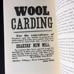 K&ouml;nnte beinhalten: Eine Buchseite mit einer schwarz-wei&szlig;en Anzeige f&uuml;r Wollkarden. Der Text lautet in fetter Schrift "WOOL CARDING", mit Details &uuml;ber die Shakers' New Mill und die angebotenen Dienstleistungen im Juni 1856.