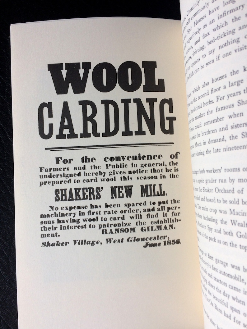 K&ouml;nnte beinhalten: Eine Buchseite mit einer schwarz-wei&szlig;en Anzeige f&uuml;r Wollkarden. Der Text lautet in fetter Schrift "WOOL CARDING", mit Details &uuml;ber die Shakers' New Mill und die angebotenen Dienstleistungen im Juni 1856.