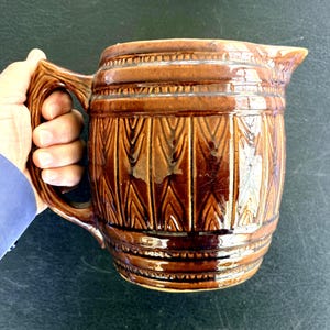 Large Stoneware Farmhouse Country Cottage Dark Brown Barrel Pitcher     GLT