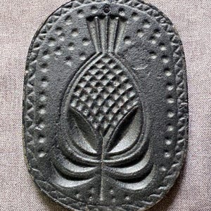 Old Sturbridge Village Solid Cast Iron Pineapple Trivet Cookie Press                  B12.5