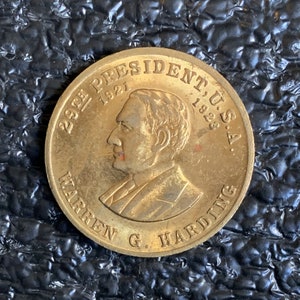 Warren Harding 29th President Gold Tone Metal Coin – Political History on Reverse  One of Several Varieties  CT731(14)