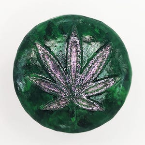 Color Shifting Weed Leaf Pull Knob, 420 Cannabis Knobs Emerald Hybrid Silver Leaf Green, Marijuana Stoner Dispensary Decor Gift