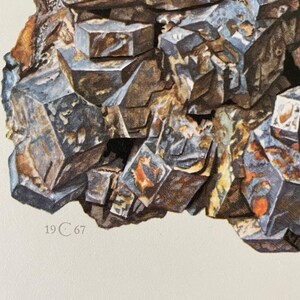 Może przedstawiać: Zbliżenie na szarą, brązową i niebieską pr&oacute;bkę minerału o strukturze krystalicznej sześciennej. Pr&oacute;bka jest oznaczona jako "GALENE" i "19 C 67".