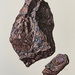 Puede incluir: Dos muestras de Germanita, un mineral gris oscuro con matices iridiscentes azules y morados. La muestra más grande tiene una forma irregular, mientras que la muestra más pequeña es rectangular. El texto "GERMANITE" y "19 C 68" está impreso debajo de las muestras.