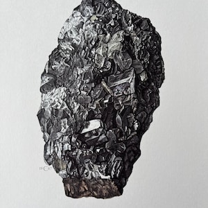 Puede incluir: Primer plano de una roca de color gris oscuro, de forma irregular, con una estructura cristalina. La roca tiene una superficie rugosa y texturizada y parece estar hecha de varios cristales más pequeños. El texto "ANGLESITE" está escrito debajo de la roca.