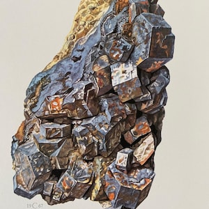 Może przedstawiać: Zbliżenie na duży, szary, sześcienny okaz minerału galeny. Minerał ma metaliczny połysk i jest otoczony macierzą innych minerał&oacute;w, w tym ż&oacute;łtych i pomarańczowych odcieni.