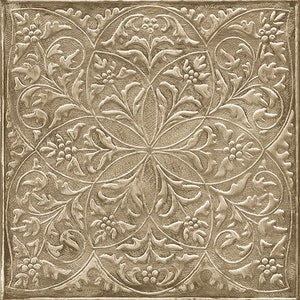 Puede incluir: Un azulejo cuadrado con un diseño en relieve de intrincados patrones florales en color beige.