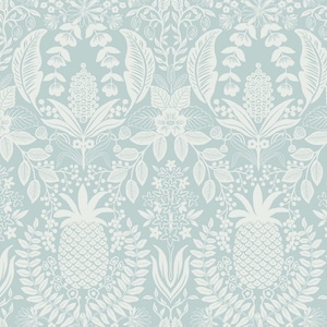 Könnte beinhalten: Eine hellblaue Tapete mit einem sich wiederholenden Muster aus weißen Ananas, stilisierten Blumen und blättrigen botanischen Ranken. Das Design zeigt eine symmetrische Anordnung von tropischen Früchten und Blattelementen, die in matter weißer Tinte gedruckt sind.