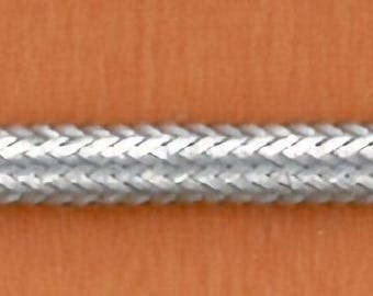 Puede incluir: Un cordón trenzado plateado con un patrón de espiga.