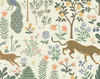 Puede incluir: Un patrón caprichoso con un pavo real, un ciervo y un leopardo en medio de árboles, flores y frutas estilizadas. El diseño incorpora una paleta de verdes, azules, naranjas y amarillos sobre un fondo crema, creando una estética animada y decorativa.