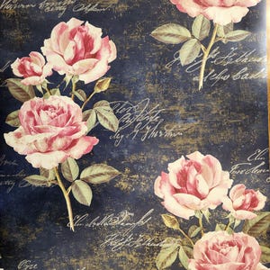 Puede incluir: Papel pintado azul oscuro con rosas rosas grandes, hojas y tallos verdes. El fondo tiene un aspecto texturizado y desgastado con detalles dorados y escritura cursiva.