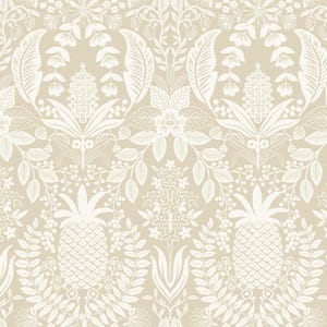 Könnte beinhalten: Ein sich wiederholendes Tapetenmuster mit hellbeigem Hintergrund und weißen botanischen Illustrationen. Das Design umfasst Ananas, blättrige Ranken, kleine Beeren und verschiedene florale Elemente, die in einer symmetrischen, dichten Anordnung angeordnet sind.