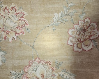 Puede incluir: Un diseño de papel pintado floral beige con grandes flores estilizadas en tonos crema, rosa y rojo. Las flores se colocan sobre un fondo beige dorado texturizado, con delicadas hojas y tallos verdes. La estética general es vintage y elegante.