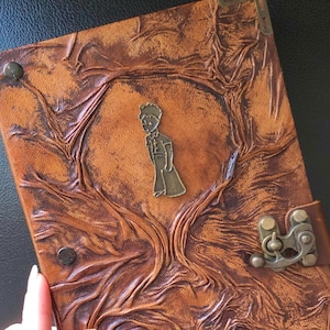 Der kleine Prinz Lederbuch - Handgemachtes geprägtes Notizbuch, personalisiertes Geschenk für Schriftsteller & Buchliebhaber, ungefüttertes Ledertagebuch