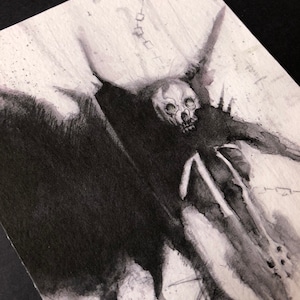 Può includere: Disegno a inchiostro nero e bianco di una figura scheletrica con corna e ali. La figura è rappresentata in uno stile oscuro e minaccioso.