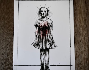 Pode incluir: Ilustração a preto e branco de uma menina com um rosto em branco, vestida com um vestido e botas. A obra apresenta um design semelhante a uma coroa na cabeça e salpicos semelhantes a sangue no vestido. A imagem é emoldurada com uma borda preta.