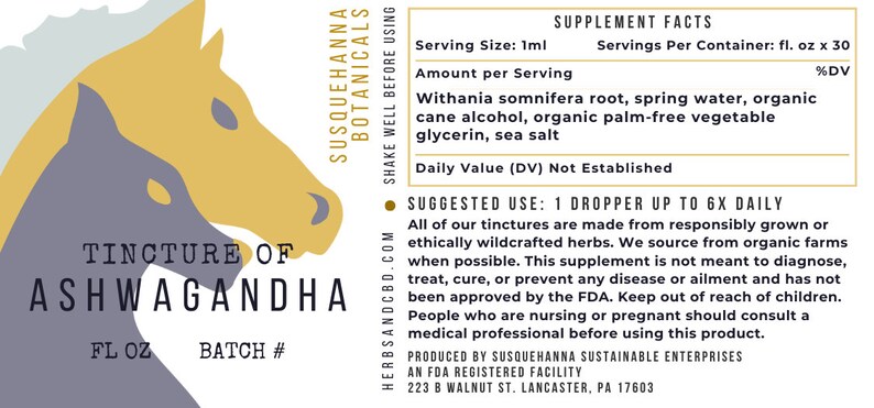 Op de afbeelding: Een illustratie van een paardenkop in bruin en grijs met de tekst "Tincture of Ashwagandha" en "FL OZ BATCH #" eronder. Het etiket bevat ook de tekst "SUSQUEHANNA BOTANICALS" en "HERBSANDCBD.COM". Het product is een flesje van 30 ml Ashwagandha-tinctuur. Het etiket bevat ook voedingsinformatie en gebruiksaanwijzingen.