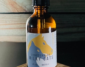 Pode incluir: Uma garrafa de vidro marrom com um conta-gotas, etiquetada "Tincture of Milky Oats" com uma ilustração de um cavalo. A garrafa tem 2 onças líquidas e um número de lote.