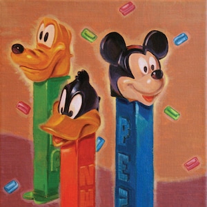 Puede incluir: Una pintura colorida presenta tres dispensadores de PEZ con cabezas de personajes: Pluto, Pato Lucas y Mickey Mouse. Los dispensadores son verdes, rojos y azules, con la palabra "PEZ" visible. Caramelos flotan en el aire.