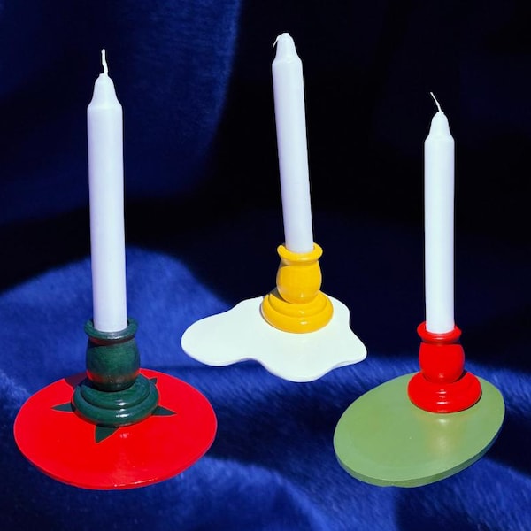Candelabros de tomate, aceituna o huevo frito. Centro de mesa con velas cónicas, ecléctico y original, con decoración de dopamina. Un regalo ecléctico, divertido y encantador.