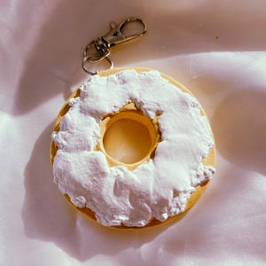 Porte-clés bagel et fromage à la crème - Petit pendentif chaîne funky pour porte-clés, sacs, sacs à dos, sacs à main - Joli cadeau éclectique et amusant d&#39;accessoires pour clés