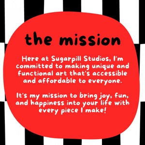 Puede incluir: C&iacute;rculo rojo con texto blanco sobre un fondo a cuadros blanco y negro. El texto dice "the mission" y "Here at Sugarpill Studios, I'm committed to making unique and functional art that's accessible and affordable to everyone. It's my mission to bring joy, fun, and happiness into your life with every piece I make!"