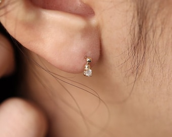 Zierliche Diamant-Ohrringe, 14K / 18K Massivgold-Perlen-Diamant-Charm-Ohrringe, schlichte minimalistische Ohrhänger, Diamant-Ohrringe, Paar